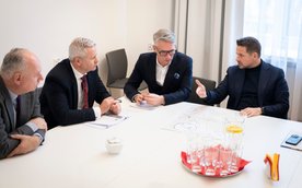 W poniedziałek 15 grudnia w stołęcznym ratuszu spotkali się prezydent Warszawy Rafał Trzaskowski i b