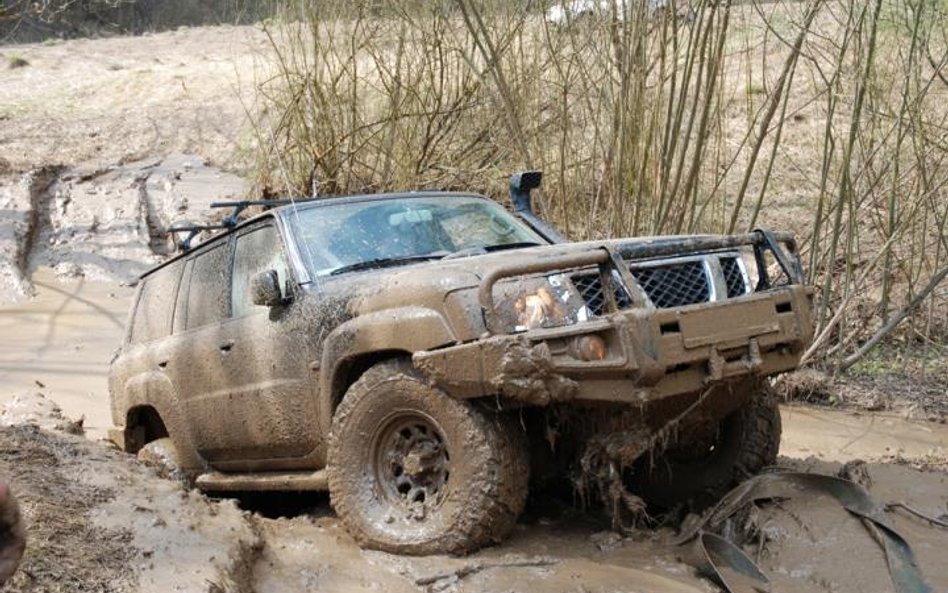 Kurs off road- kilkugodzinny trening jazdy samochodami terenowymi po bezdrożach to jeden z najbardzi