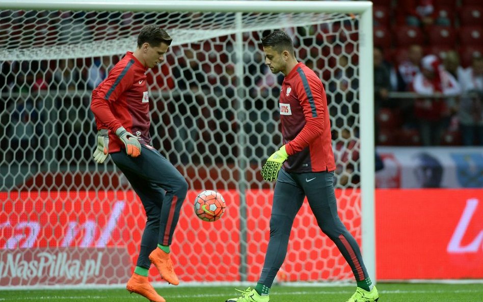 Wojciech Szczęsny (z lewej) i Łukasz Fabiański trenują razem, zagra jeden