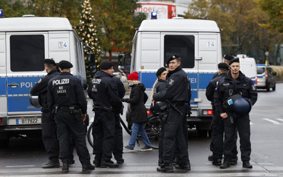Policjanci w szkole w Hamburgu. Nastolatkowie mieli grozić nauczycielowi bronią