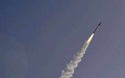 Przeciwrakieta wystrzelona przez system obrony powietrznej Żelazna Kopuła nad miastem Aszkelon