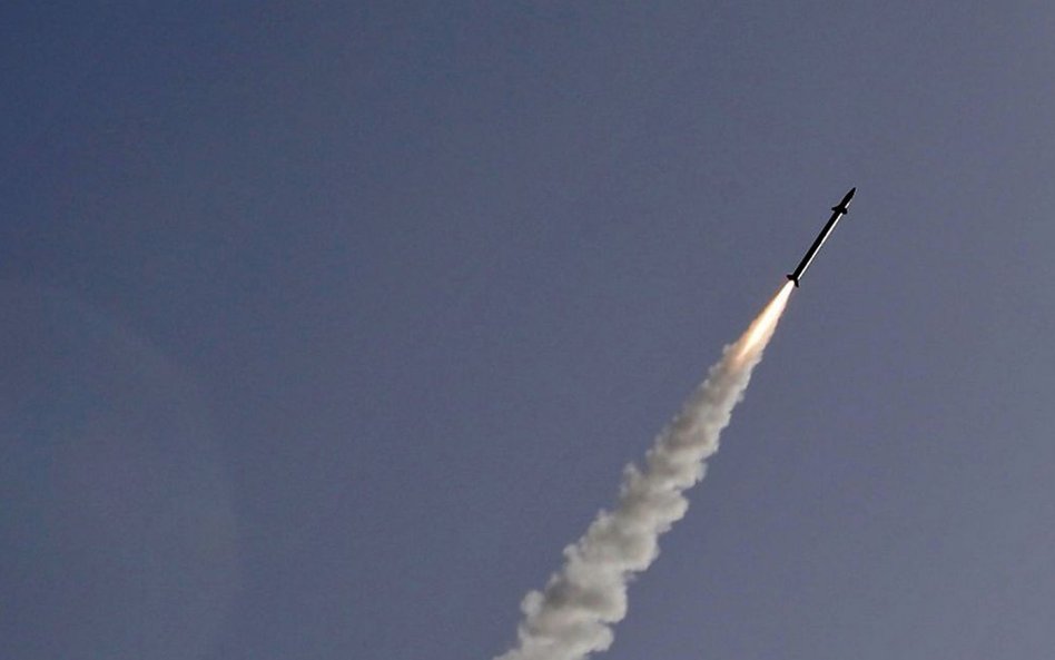 Przeciwrakieta wystrzelona przez system obrony powietrznej Żelazna Kopuła nad miastem Aszkelon