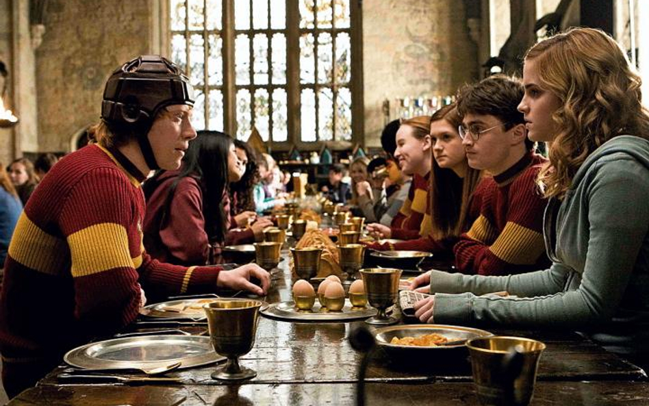 Ron, Hermiona i Harry przeżywają pierwsze zauroczenia i uczuciowe rozczarowania