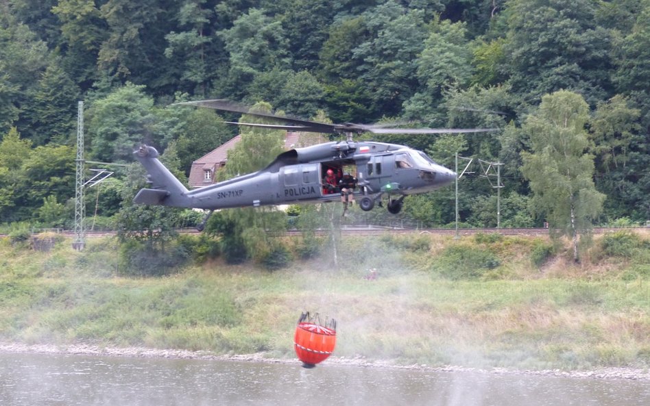 Polski Black Hawk nabiera wodę do zbiornika Bambi Bucket...