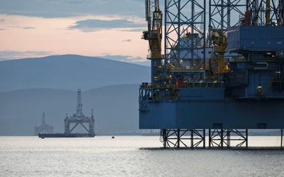 Podczas dzisiejszych notowań kurs ropy naftowej gatunku Brent, czyli wydobywanej spod dna Morza Półn