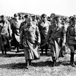 Adolf Hitler i Benito Mussolini dokonują inspekcji frontu wschodniego. Wśród nich, w tle, marszałek 