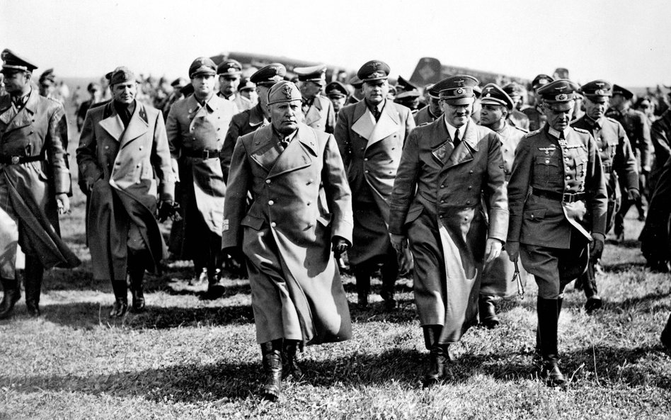 Adolf Hitler i Benito Mussolini dokonują inspekcji frontu wschodniego. Wśród nich, w tle, marszałek 