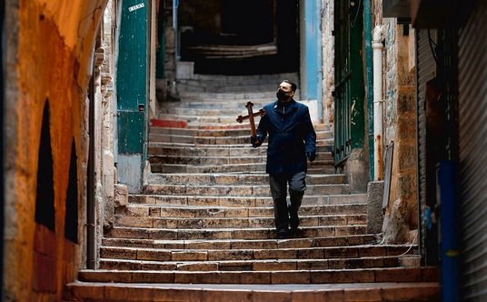 Wielki Piątek w Jerozolimie. Via Dolorosa, drogą, którą Jezus niósł krzyż na Golgotę, świeciła w tym