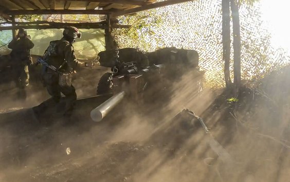 Rosyjscy żołnierze strzelają w kierunku ukraińskich pozycji z armaty przeciwpancernej, lokalizacja n