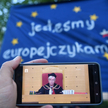 Prezes Trybunału Konstytucyjnego Julia Przyłębska podczas obrad oglądanych na ekranie smartfona prze