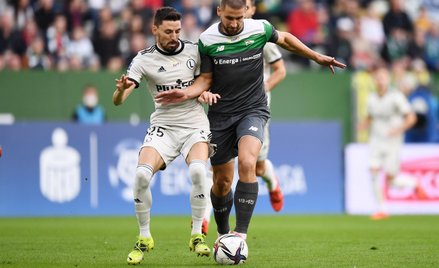 Piłkarz Lechii Gdańsk Łukasz Zwoliński i Filip Mladenovic z Legii Warszawa w walce o piłkę