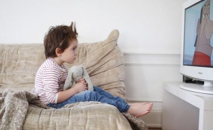 Dziecko przed telewizorem: najmłodsi nie widzą różnicy między jaskiniowcami a reklamami