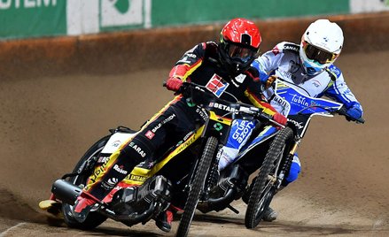 Daniel Bewley ze Sparty (kask czerwony) przed Wiktorem Lampartem z Motoru (kask biały).