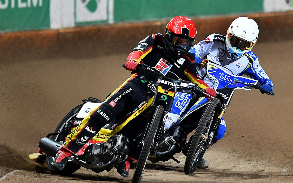 Daniel Bewley ze Sparty (kask czerwony) przed Wiktorem Lampartem z Motoru (kask biały).