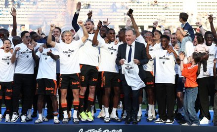 Piłkarze Paris FC, wraz z prezesem klubu Pierre em Ferraccim, świętują awans do Ligue 1