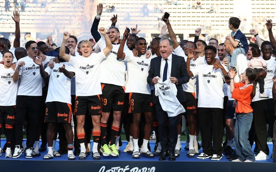 Piłkarze Paris FC, wraz z prezesem klubu Pierre em Ferraccim, świętują awans do Ligue 1