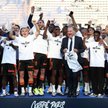 Piłkarze Paris FC, wraz z prezesem klubu Pierre em Ferraccim, świętują awans do Ligue 1
