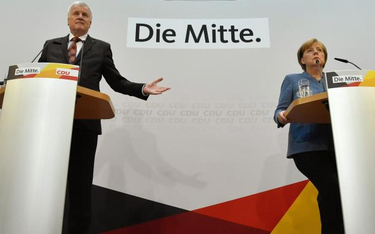 Zgoda buduje. Horst Seehofer (CSU) i Angela Merkel (CDU) ogłaszają w poniedziałek kompromis w sprawi