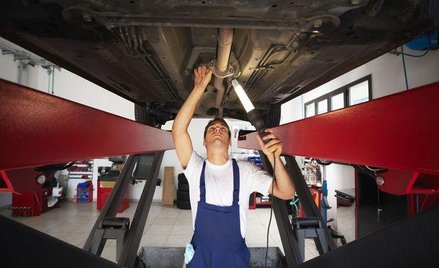 Czy naprawa samochodów w Polsce na zlecenie podatnika spoza UE może być importem usług?