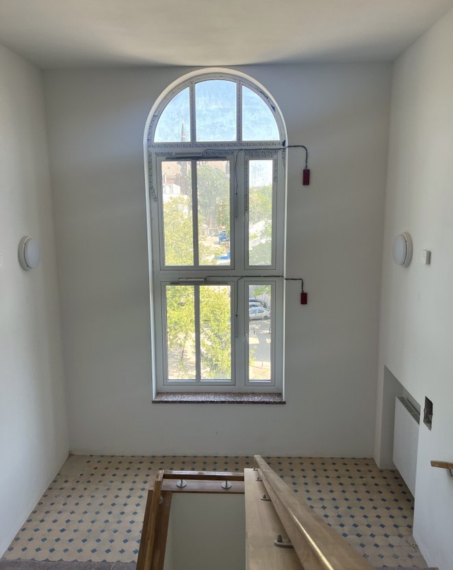 W obiekcie poszerzono klatki schodowe, zainstalowano nowoczesne szyby windowe oraz wymieniono stolar