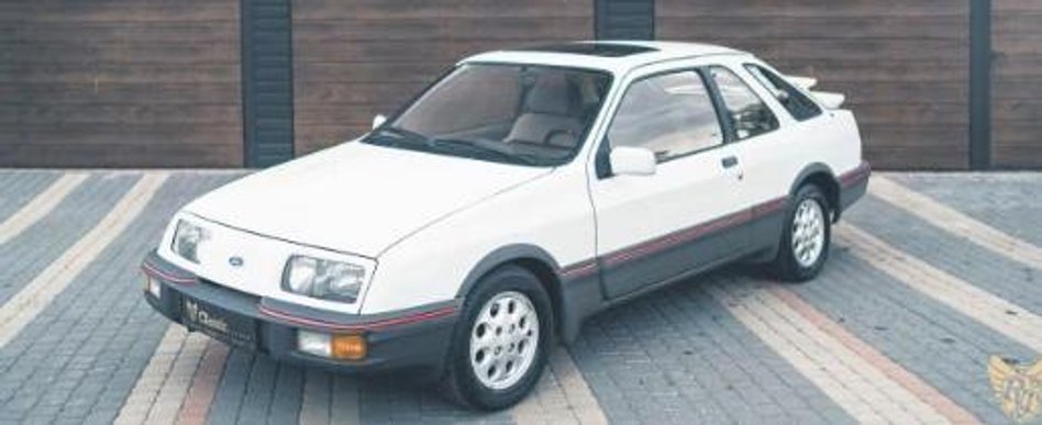 Ford Sierra XR4i był oferowany wyłącznie w odmianie trzydrzwiowej i ma wyraźnie sportowy charakter.