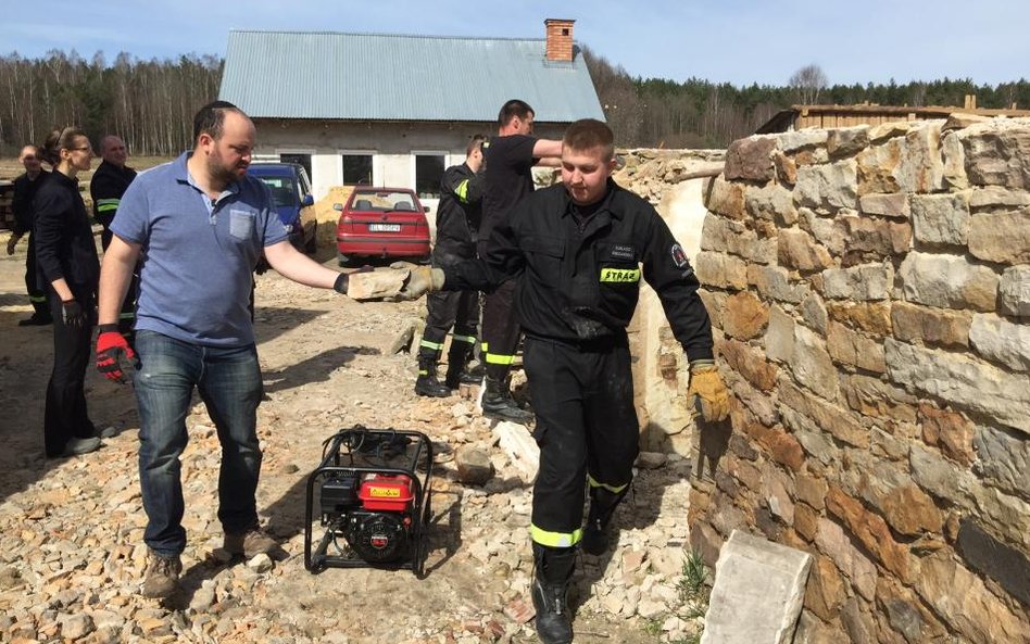 W wydobywaniu macew uczestniczyli ochotnicy z OSP w Rozprzy koło Piotrkowa Tryb.