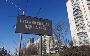 Elektroniczny billboard z wulgarnym apelem do rosyjskich żołnierzy w Kijowie