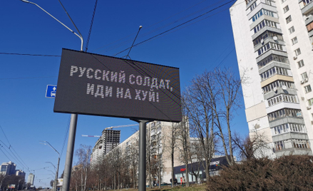 Elektroniczny billboard z wulgarnym apelem do rosyjskich żołnierzy w Kijowie