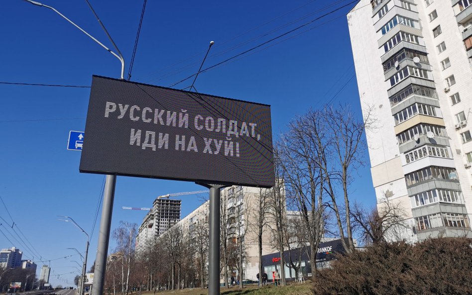 Elektroniczny billboard z wulgarnym apelem do rosyjskich żołnierzy w Kijowie