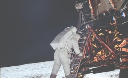 20 lipca 1969 r. o godz. 20:17:40 UTC Centrum Kontroli Lotów Kosmicznych w Houston otrzymało meldune