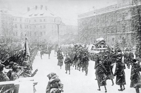 Uroczysty pogrzeb prezydenta Gabriela Narutowicza, pomimo mrozu i śnieżycy: kondukt żałobny przed Za