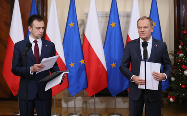 Premier Donald Tusk (P) oraz minister finansów Andrzej Domański (L)