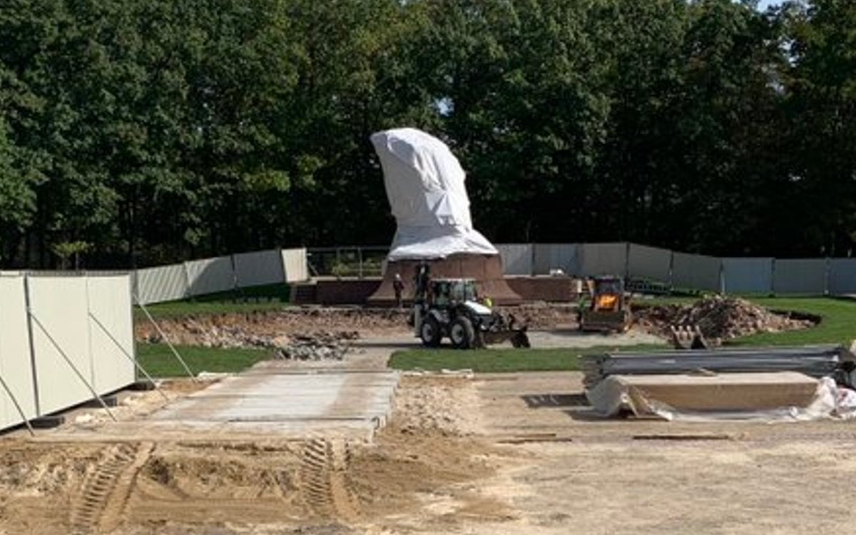 Pomnik Chopina zasłonięty na czas konkursu. Kto zdecydował o terminie remontu?