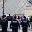 Francuscy policjanci przed Luwrem