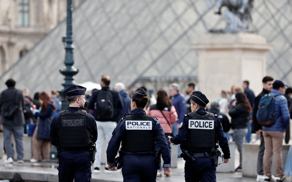 Francuscy policjanci przed Luwrem