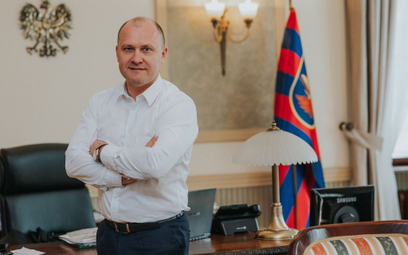 Piotr Krzystek – absolwent Wydziału Prawa i Administracji Uniwersytetu Szczecińskiego. W latach 2002
