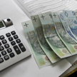 Samotna osoba, która ma średnie zarobki i nie ma żadnych innych zobowiązań finansowych, może dziś li