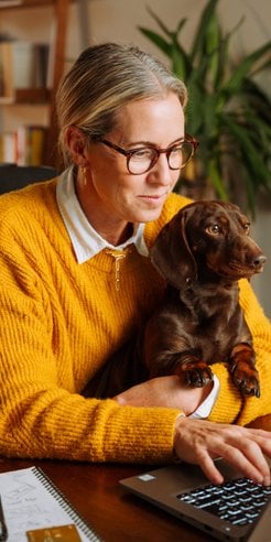 Niejednokrotnie bagatelizowany przez właścicieli psów lęk separacyjny, objawiający się zachowaniami,