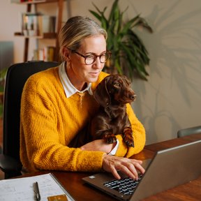 Niejednokrotnie bagatelizowany przez właścicieli psów lęk separacyjny, objawiający się zachowaniami,