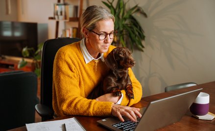 Niejednokrotnie bagatelizowany przez właścicieli psów lęk separacyjny, objawiający się zachowaniami,