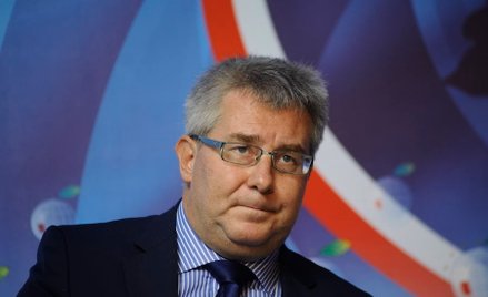 Czarnecki: Polacy sami rozwiązują spór o TK