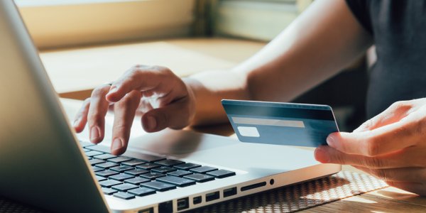 Agenci AI w e-commerce: 40% polskich firm boi się utraty kontaktu z klientem