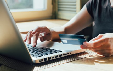 Przed zakupem w internecie Polacy coraz częściej radzą się AI