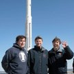 Simonyi (z lewej) z rosyjskim kosmonautą i amerykańskim astronautą