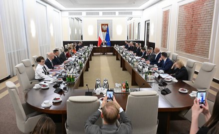 Premier Donald Tusk podczas posiedzenia rządu w KPRM w Warszawie