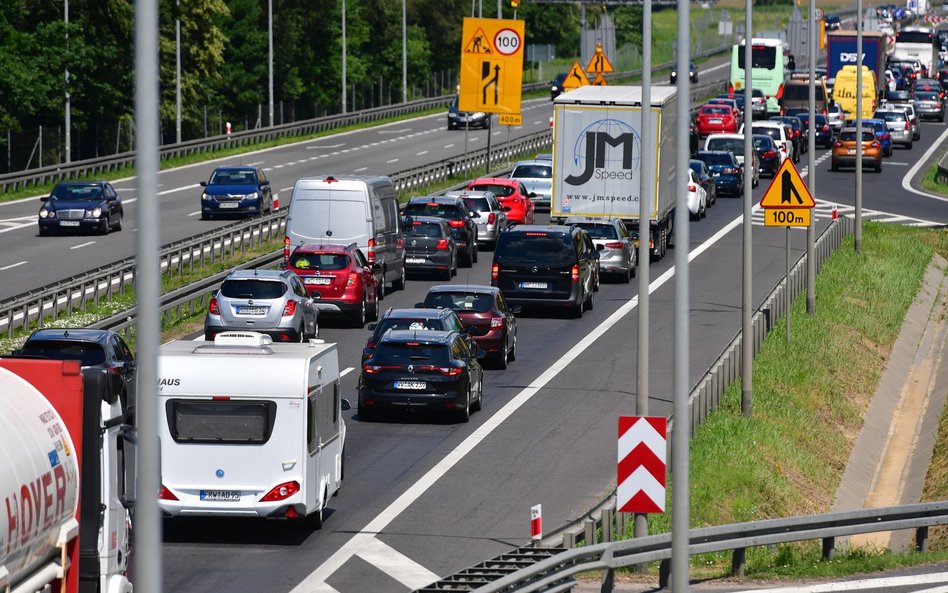 Zamknięta autostrada A6. Pożar czołgów na jezdni