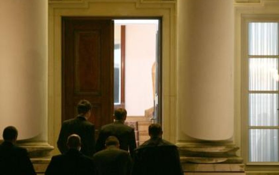 Premier Donald Tusk wchodzi do Belwederu na spotkanie z prezydentem Lechem Kaczyńskim