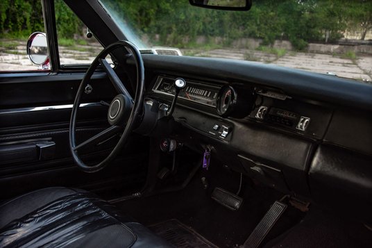 Wnętrze jest spartańsko wyposażone, w początkowych modelach nie było nawet dywaników podłogowych. Ta