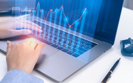 Odpowiedzialny jest przed prezesem za sprawy handlowe. Czuwa nad osiągnięciem celów sprzedażowych pr