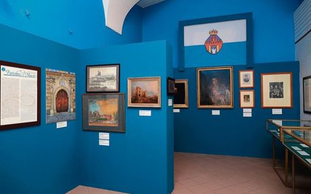 Portrety prezesów senatu, herby, sekretarzyki i mundury: instrumentarium Wolnego Miasta